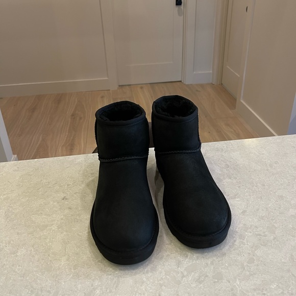New UGG Women’s Black Classic Mini II Boot, Size 6 - Picture 9 of 13